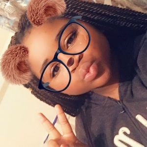 Meet your Posher, Alexia